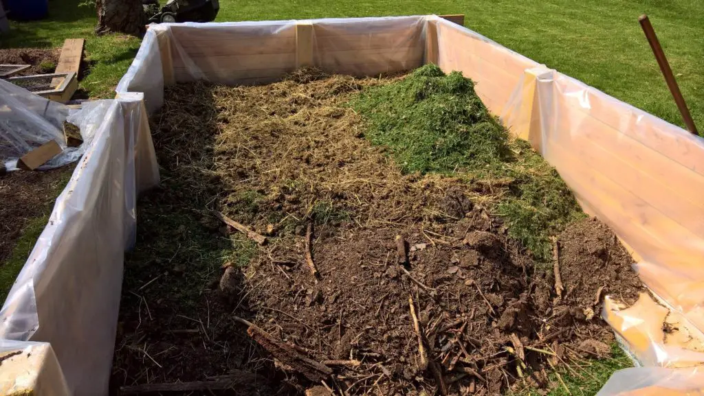 How to Fill a Tall Raised Garden Bed (10 Quick Steps) Green Garden Tribe