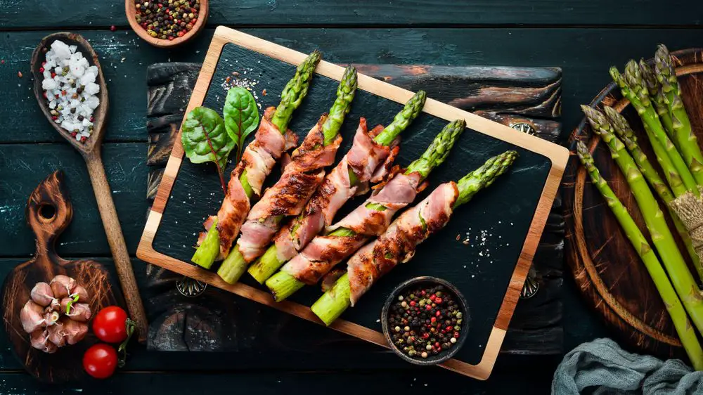 Asparagus baked with bacon and spices.